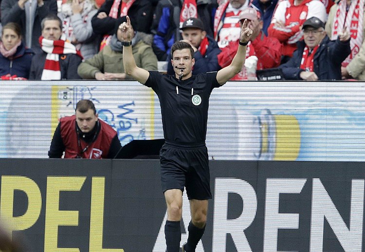 德甲美因茨vs拜仁慕尼黑:由于莱万犯规在先,因此蒂亚戈的进球被裁判吹掉