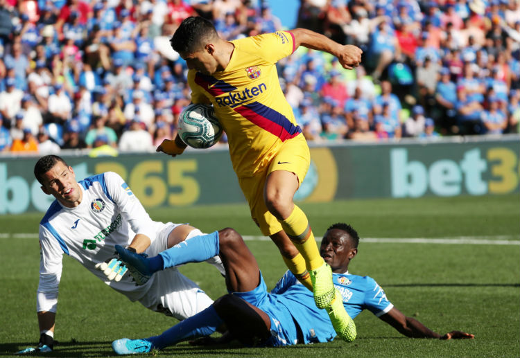 Luis Suarez merayakan gol yang dihasilkannya.