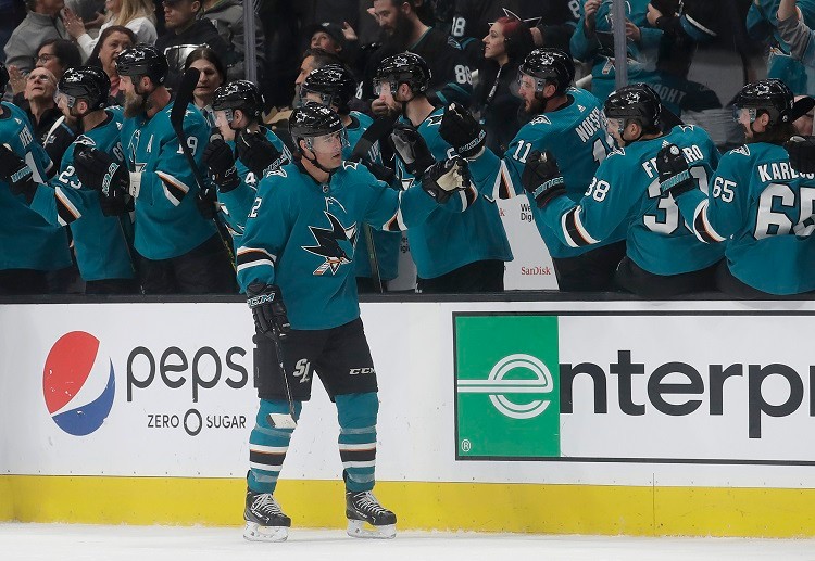 산호세의 패트릭 마르유(Patrick Marleau)가 2월 6일 에드먼턴과의 원정전에서 코너 맥데이비드(Connor McDavid)와 몸싸움을 벌이고 있다.