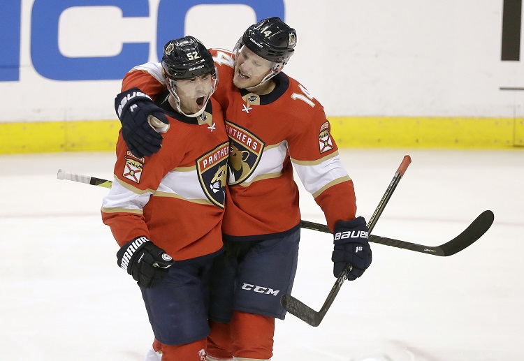 플로리다의 수비수 맥켄지 위거(Mackenzie Weegar)가 지난 5일 홈에서 열린 보스턴 브루인스와의 경기에서 골을 터뜨린 뒤 환호성을 지르고 있다.