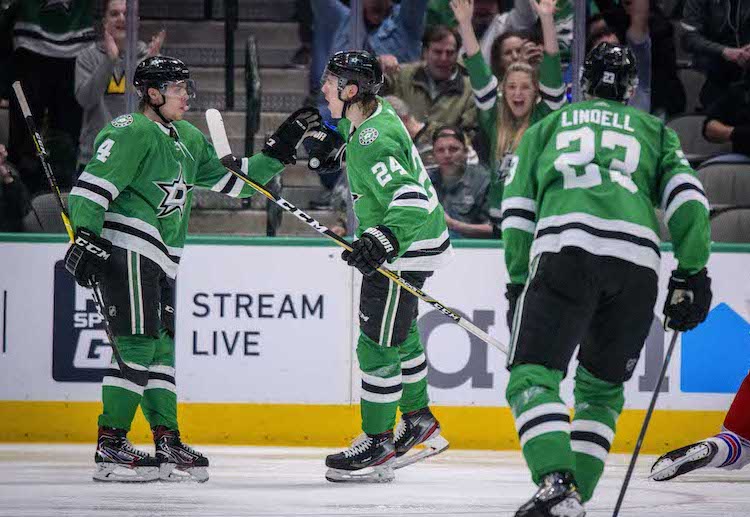 동료 축하해주는 헤이스카넨