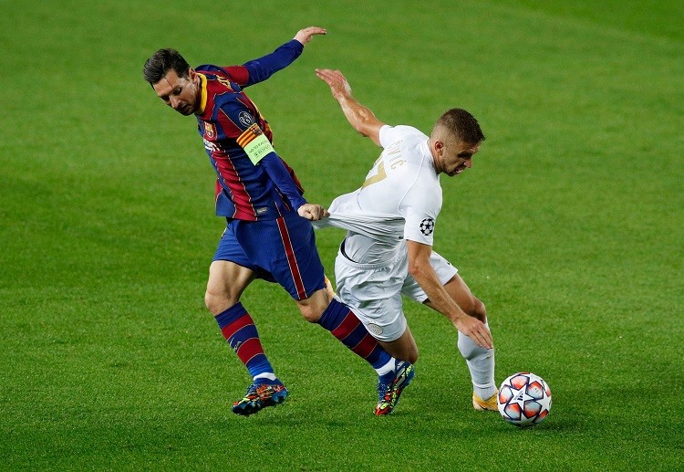 UEFA Champions League: Messi đã bị phạm lỗi trong vòng cấm đem penalty về cho Barca.
