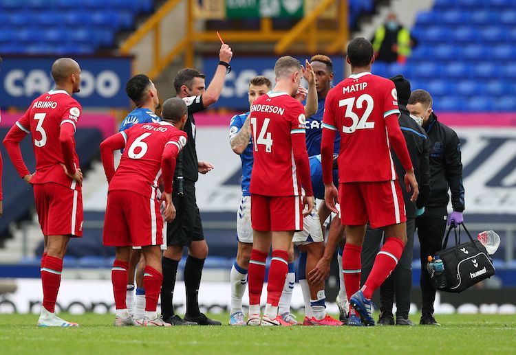 အနီကတ်ပြသရတဲ့ အကြိမ်အရေအတွက် ဟာ ၂၂ ကြိမ်အထိရှိထားပြီးတော့ ပရီးမီးယားလိဂ်သမိုင်းမှာ အများဆုံးလည်း ဖြစ်ပါတယ်။