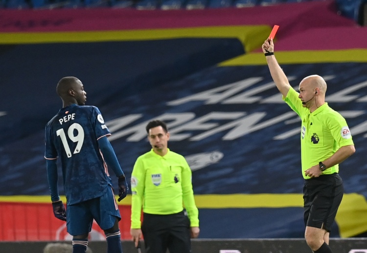 Nicolas Pepe menerima kartu merah di Liga Inggris