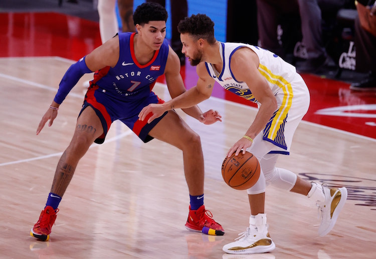 NBA勇士库里的赛场动态