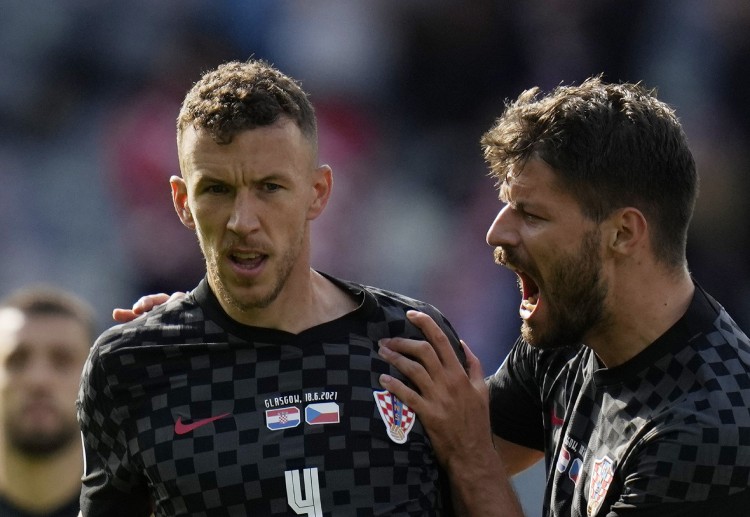 欧洲杯 苏格兰的佩里西奇正在进球