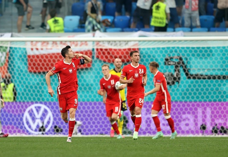 欧洲杯波兰 莱万多夫斯基头球角球