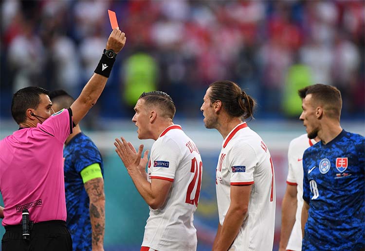 Grzegorz Krychowiak mendapatkan karu merah setelah dua kali mendapatkan kartu kuning di Euro 2020