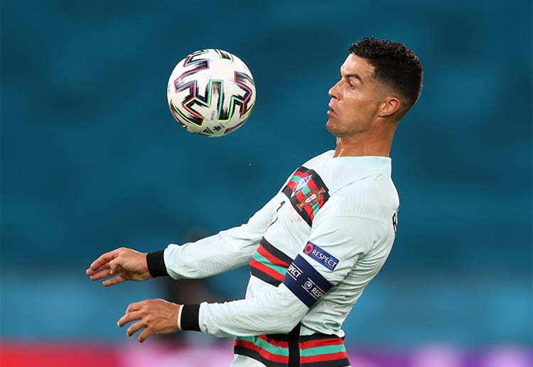 EURO 2020: Cristiano Ronaldo gây bão MXH với hành động vô tình của mình
