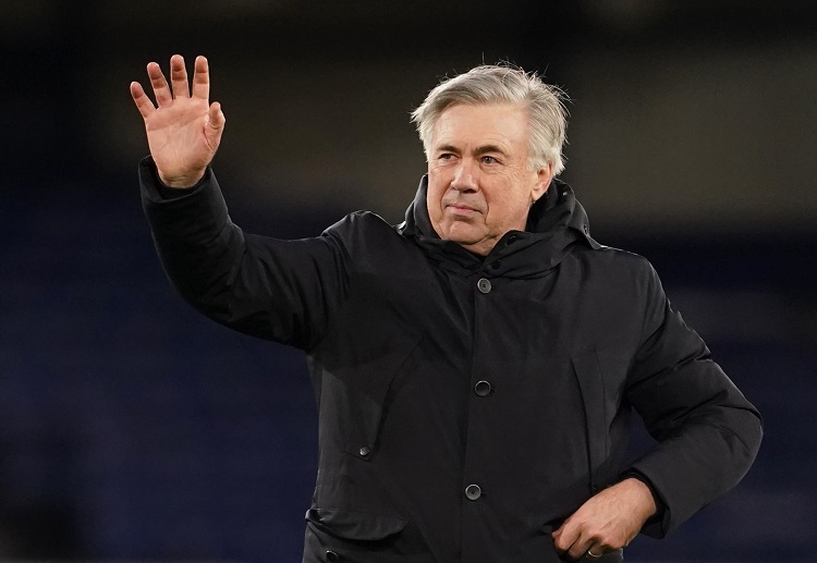 皇家马德里的球员仅仅盯着对手