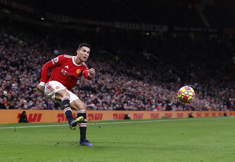 Premier League: Với việc bỏ trung lộ để thêm cầu thủ tấn công cánh, MU gặp khó khăn ngay từ những phút đầu tiên.