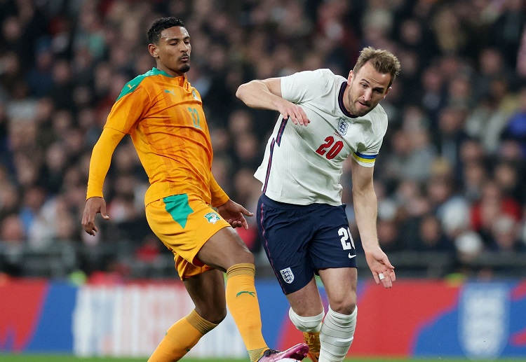 ဆောက်ဂိတ် အနေနဲ့ နိုင်ငံတကာခြေစမ်းပွဲ ဖြစ်လို့ အရံကစားသမား အများစုကို ပွဲထုတ်ခဲ့ပြီး ဝက်ကင်န်၊ ဘယ်လင်ဂမ်၊ မစ်ချယ်၊ ပုပ် တို့ကို စတာလင်၊ ရိုက်စ်၊ ဂရီးလစ်ရှ်၊ ဝှိုက်၊ ဝက်ဒ်ပရောက်စ် တို့နဲ့ တွဲဖက် ကစားခဲ့စေခဲ့ပါတယ်။