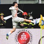 意甲联赛 和队友庆祝