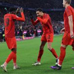 အင်္ဂလန် တိုက်စစ်မှူးကြီး ဟယ်ရီကိန်း ကတော့ သူ့ရဲ့ ကစားသမားဘဝ သက်တမ်း တစ်လျှောက် ပထမဦးဆုံး ဆုဖလား အောင်မြင်မှု ရရှိခဲ့သလို ဘွန်ဒက်စ်လီဂါ အကောင်းဆုံး ကစားသမားဆုနဲ့ ဂိုးသွင်းဘုရင်ဆုပါ ရရှိခဲ့ပါတယ်။