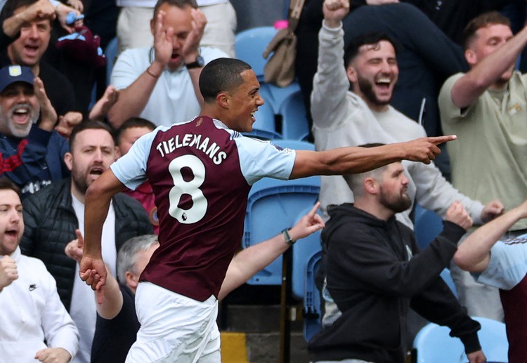 英超联赛 第12分钟，蒂勒曼斯头球破门，维拉早早取得领先。