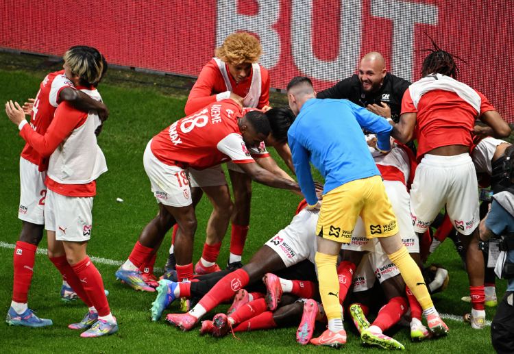 法甲联赛 兰斯球员情绪低落,显露失望神色。