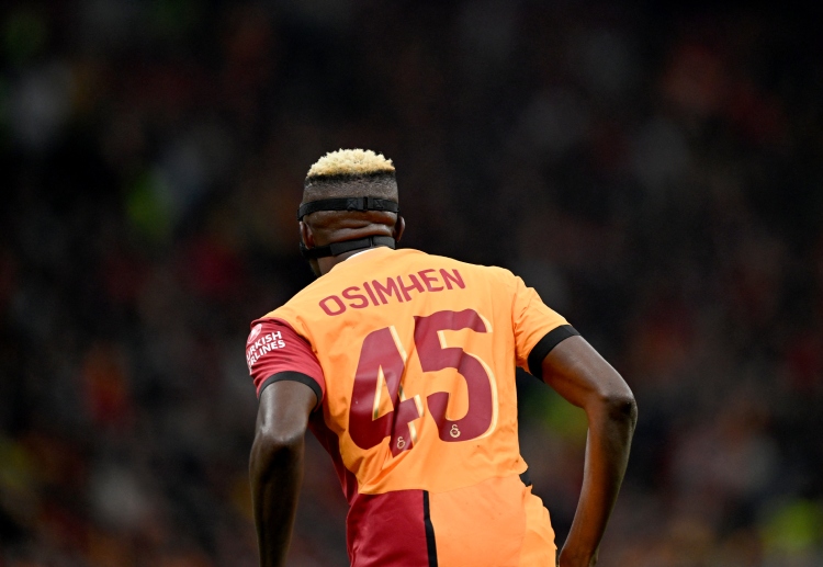 ပရီးမီးယားလိဂ် ကလပ် မန်ချက်စတာယူနိုက်တက် တာဝန်ရှိသူတွေ ကတော့ နာပိုလီ တိုက်စစ်မှူး ဗစ်တာ အိုဆင်မ်ဟန်ကို ခေါ်ယူဖို့ ဆွေးနွေးမှုတွေ ပြုလုပ်ခဲ့တယ်လို့ Il Napolista က ဖော်ပြခဲ့ပါတယ်။