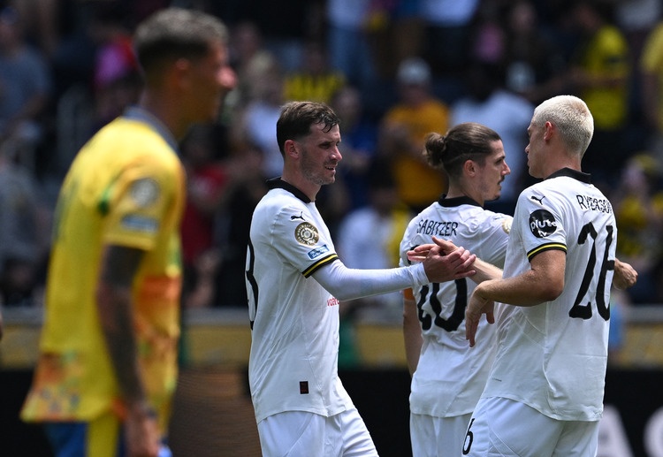 世俱杯 第59分钟，多特蒙德凭借对方球员的乌龙球将比分扩大为4比1。