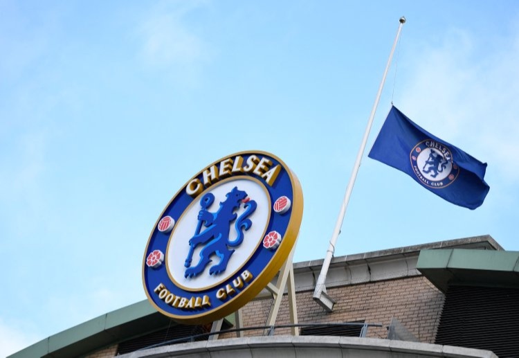 足球 由于财务违规，切尔西和巴萨分别被欧足联罚款3100万欧元和1500万欧元。