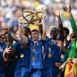 အဲဒီနောက် ချဲလ်ဆီးက ၂၀၂၅-၂၀၂၆ ဘောလုံးရာသီ ပရီးမီးယားလိဂ်ကို ဩဂုတ်လ ၁၇ ရက်နေ့မှာ လန်ဒန် မြိုခံပြိုင်ဘက် ခရစ္စတယ်လ်ပဲလေ့စ်နဲ့ စဖွင့်ရမှာလည်း ဖြစ်ပါတယ်။