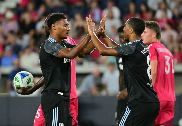 友谊赛  奥利·沃特金斯的头球帮助维拉将领先优势扩大至2-0。