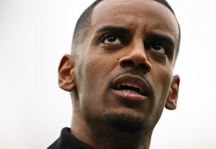 တကယ်တော့ အိဆက်ခ်ဟာ နယူးကာဆယ်ကို သပိတ်မှောက်ခဲ့စဉ်က ရာသီကြို ခရီးစဉ်ရော ပရီးမီးယားလိဂ် အဖွင့် ပွဲစဉ် ၃ ပွဲ ကိုပါ လွဲချော်ခဲ့ရပါတယ်။