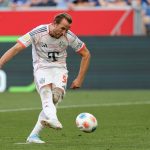 ဟယ်ရီကိန်းဟာ ဒီပွဲမှာ ပင်နယ်တီ ကနေ သွင်းဂိုး ၂ ဂိုး ရခဲ့တာ ဖြစ်ပြီး ဘွန်ဒက်စ်လီဂါ သမိုင်းမှာ ရရှိတဲ့ ပင်နယ်တီ ၁၇ ကြိမ်ကို သွင်းဂိုး အဖြစ် ပြောင်းလဲနိုင်ခဲ့တဲ့ ပထမဦးဆုံး ကစားသမား ဖြစ်လာခဲ့ပါတယ်။