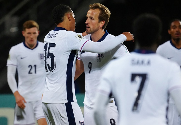 世界杯预选赛 哈里·凯恩与队友们在胜利后高举双手庆祝