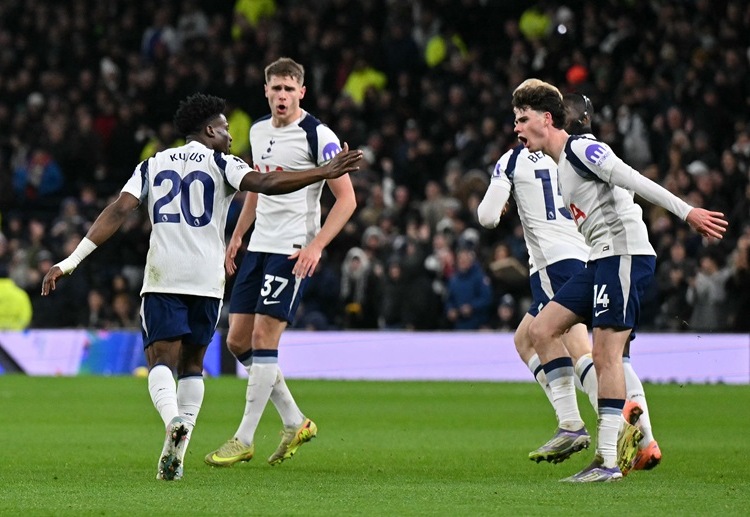 英超联赛 热刺的库杜斯在禁区右侧凌空抽射破门，将比分改写为1-2。