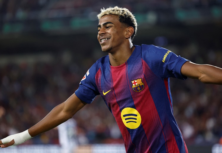 ယာမယ် လက်ရှိမှာ မက်ဆီ ဝတ်ဆင်ခဲ့တဲ့ ကျောနံပါတ် ၁၀ ကို ဆက်ခံရယူထားပြီး နှစ်ဦးစလုံးဟာ လာလီဂါ ထိပ်သီး တို့ရဲ့ လာမာစီယာ အကယ်ဒမီထွက်တွေလည်း ဖြစ်ကြပါတယ်။