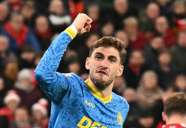 英超联赛 下半场,布埃诺抓住机会补射,为狼队扳回一球