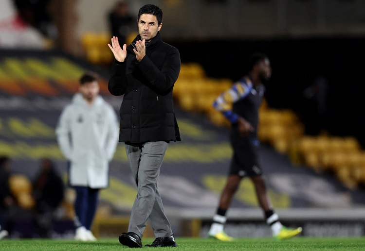 အာဆင်နယ်ဟာ ပရီးမီးယားလိဂ် သမိုင်းတစ်လျှောက် နှစ်ကုန်ချိန်မှာ အမှတ်ပေးဇယား အဆင့် ၁ နေရာ ရပ်တည်နိုင်ခဲ့တာက ၅ ကြိမ် အထိ ရှိခဲ့ပေမယ့်လည်း အဲဒီ ၅ ကြိမ်စလုံး ဗိုလ်မစွဲခဲ့ပါဘူး။