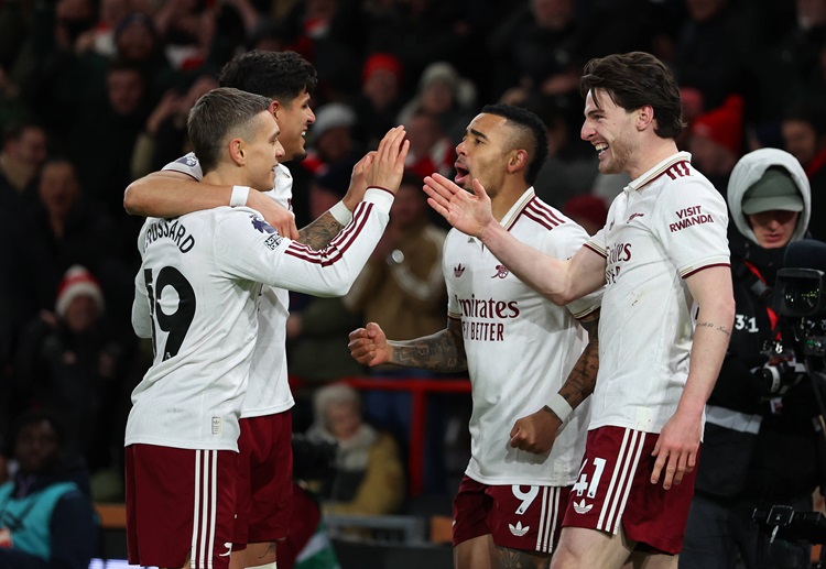 အာဆင်နယ်ဟာ ၂၀၀၃-၂၀၀၄ ဘောလုံးရာသီ နောက်ပိုင်း ပရီးမီးယားလိဂ် ချန်ပီယံဆုနဲ့ ဝေးကွာနေခဲ့ပြီးတော့ အာတေးတား လက်ထက် မှာတော့ နောက်ဆုံး ၅ ရာသီဆက် ဖလား လက်မဲ့ ဖြစ်ထားခဲ့ပါတယ်။