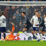 英足总杯 阿斯顿维拉球员摩根·罗杰斯在进球后模仿阿森纳传奇亨利的经典庆祝动作。