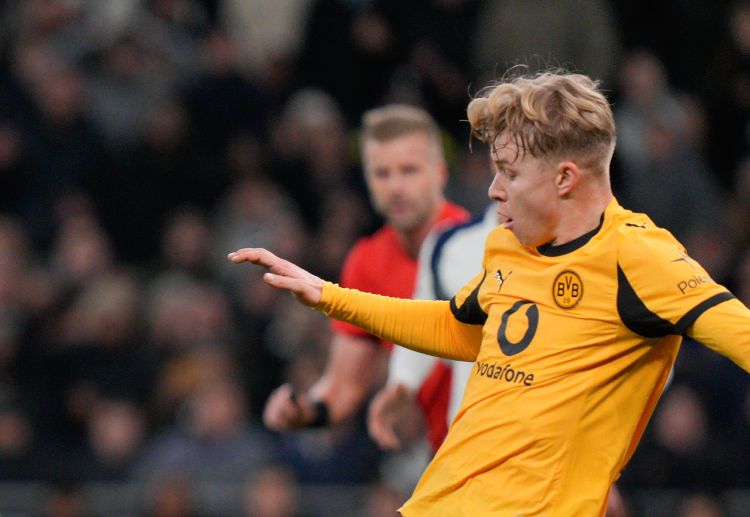 欧冠联赛 比赛中,斯文松在第25分钟因飞铲犯规被红牌罚下,少一人的多特蒙德在人数劣势下陷入了被动局面。