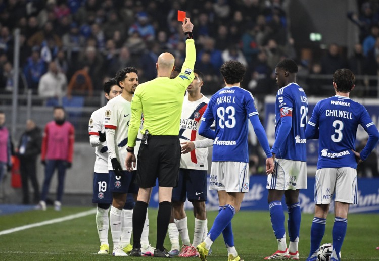 法甲联赛 哈基米因一次铲球犯规对帕尼切利犯规,吃到红牌,导致巴黎圣日尔曼被迫以10人应战。