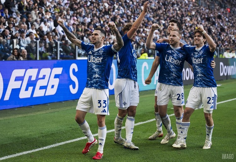 意甲联赛 科莫2比0战胜尤文，球员赛后兴奋庆祝胜利。