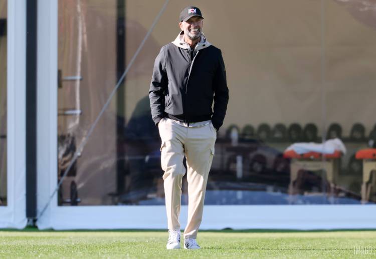 အဲ့ဒီအထဲမှာ အင်္ဂလန်နဲ့ အမေရိကန် လက်ရွေးစင် အသင်းတွေ အပြင် လစ်ဗာပူးလ်ရဲ့ ပရီးမီးယားလိဂ် ပြိုင်ဘက်တွေ ဖြစ်တဲ့ ယူနိုက်တက်နဲ့ ချဲလ်ဆီး တို့လည်း ပါဝင်တယ်လို့ သူက ဆိုပါတယ်။