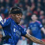 英超联赛 阿森纳率先取得领先，马杜埃凯在禁区内抢点，用头球将球送入网内。