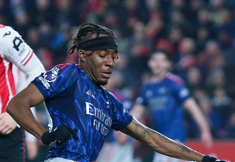 英超联赛 阿森纳率先取得领先，马杜埃凯在禁区内抢点，用头球将球送入网内。