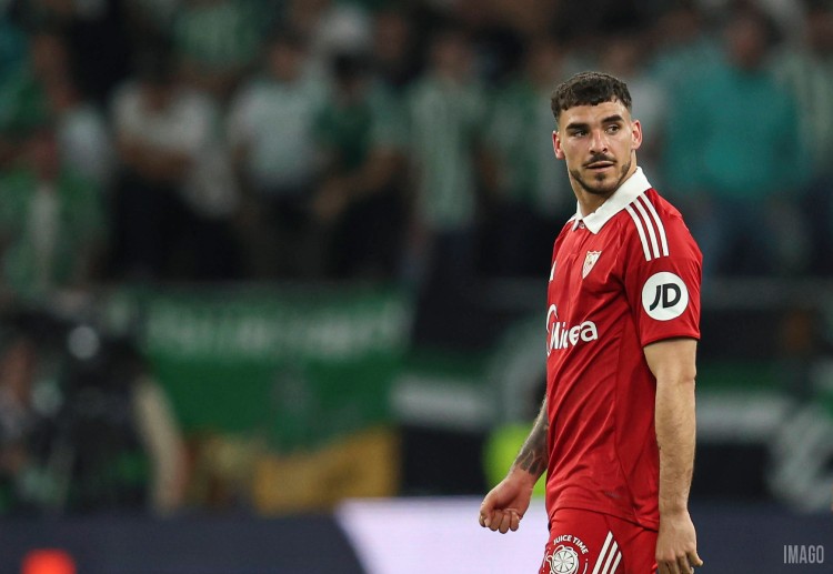 西甲联赛 塞维利亚通过一次精妙的任意球配合扳平比分，罗梅罗接到索乌的头球回敲，凌空射门破网。