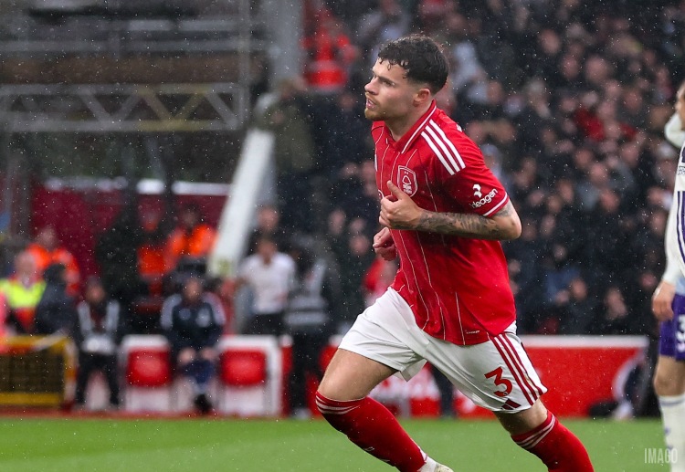 英超联赛 内科·威廉姆斯禁区外远射破门,帮助诺丁汉森林将比分扳为1比1。