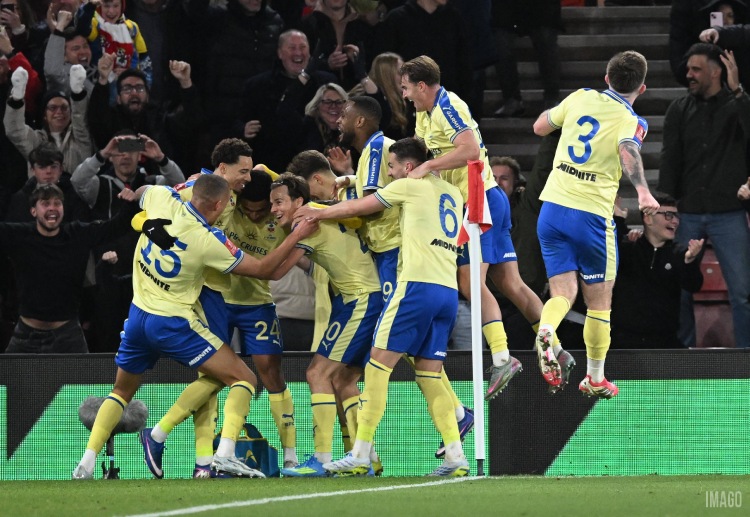 英足总杯 查尔斯替补登场，冷静推射远角，南安普顿2比1领先并锁定胜利。